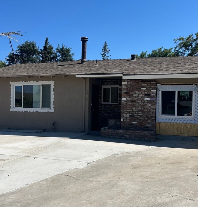 Primary Photo - Spacious 4 BD/2 Bath in centrally located ...