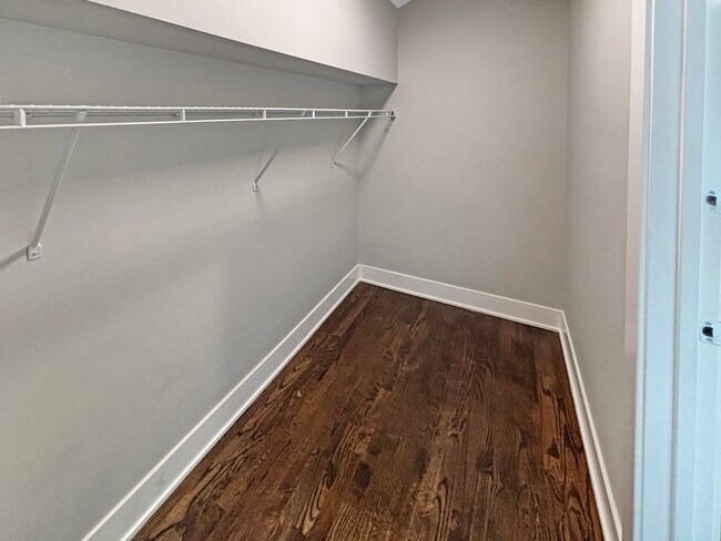 Building Photo - 1634 W Cermak Rd