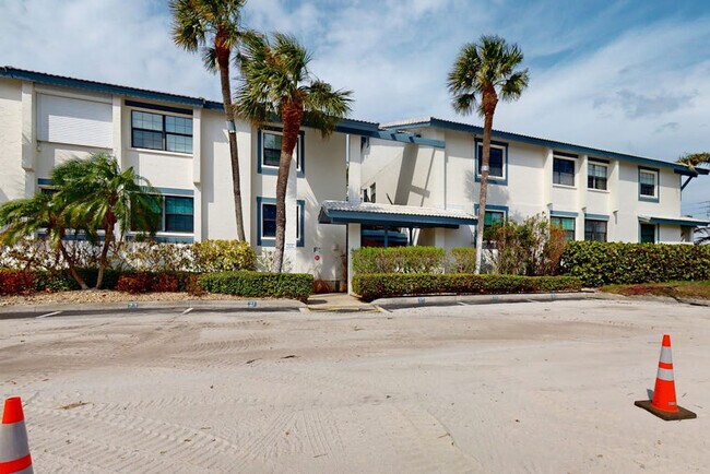 Building Photo - 2811 Gulf Dr N
