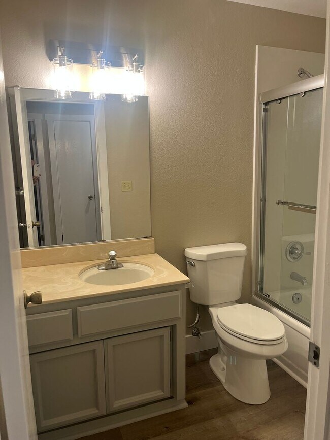 Building Photo - 1720 Kent St