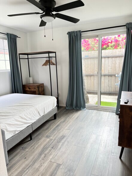 Building Photo - 1170 Esperanza St