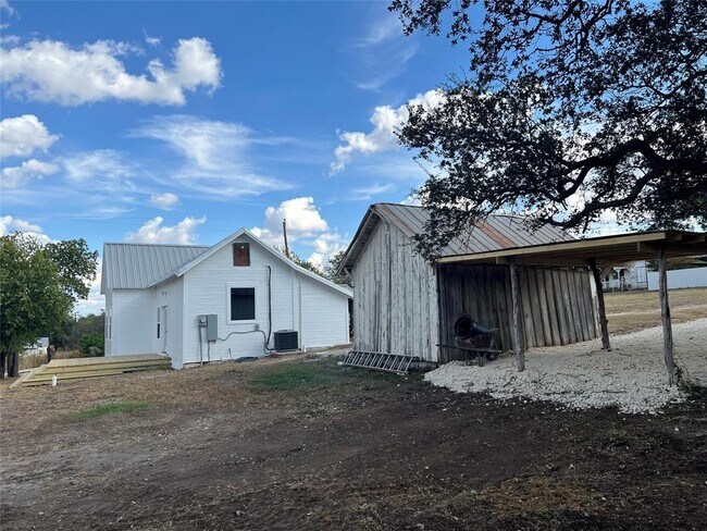 Building Photo - 305 Hall St