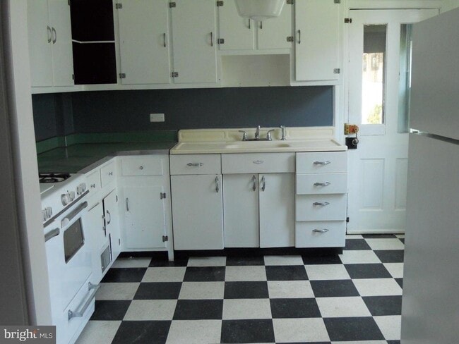 Building Photo - 304 W Cold Spring Ln