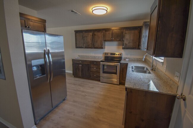 Building Photo - 2 Bedroom 2.5 Bath Townhome in Farmington!