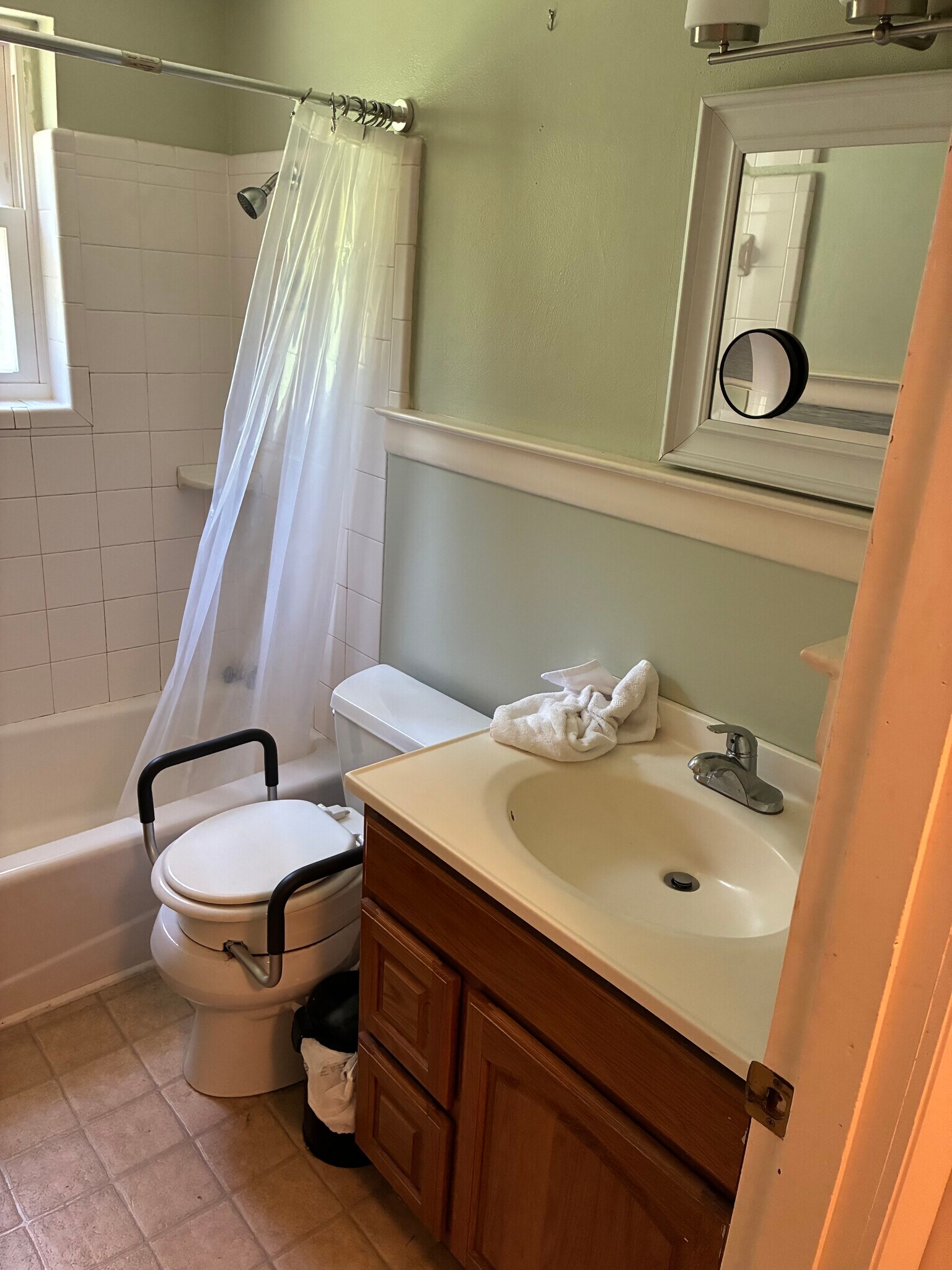 Tub/bath combo - 344 18th Ave NE