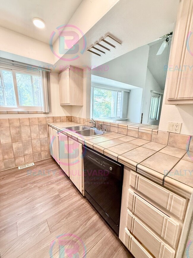 Building Photo - 1 Month free!! This stunning two-bedroom, two-bathroom townhouse with Loft Area