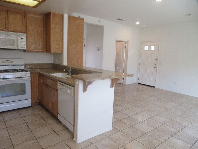 Building Photo - *Reduced* 3 bedroom, 2.5 bath townhome on Dronfield in Polk Village complex