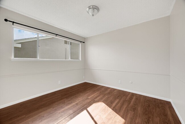 Building Photo - Tri Level 4 bedroom plus Family Room in Yorba Linda