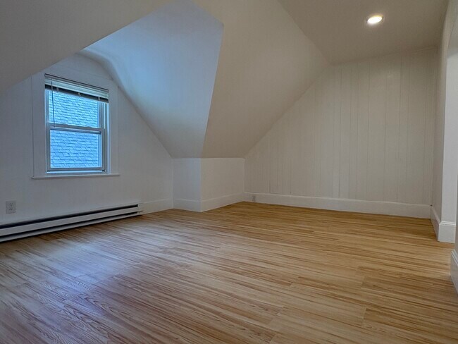 Building Photo - 9 Knapp St