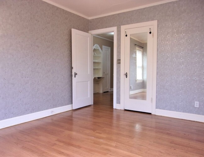 Building Photo - 3 BED 1 BATH TUDOR COTTAGE LAS VEGAS ADDIT...