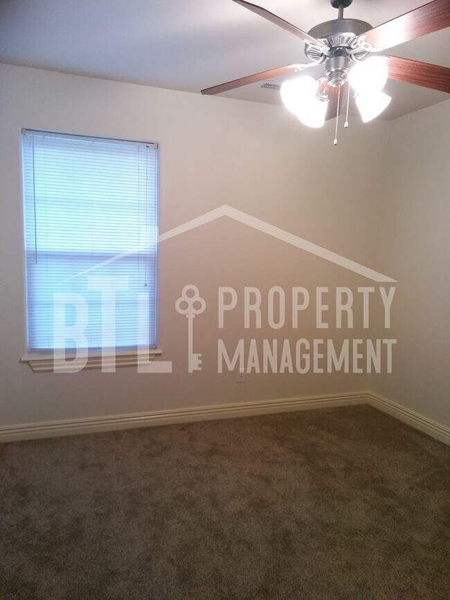 Building Photo - 3BR Duplex with 2-Car Garage in Forsyth