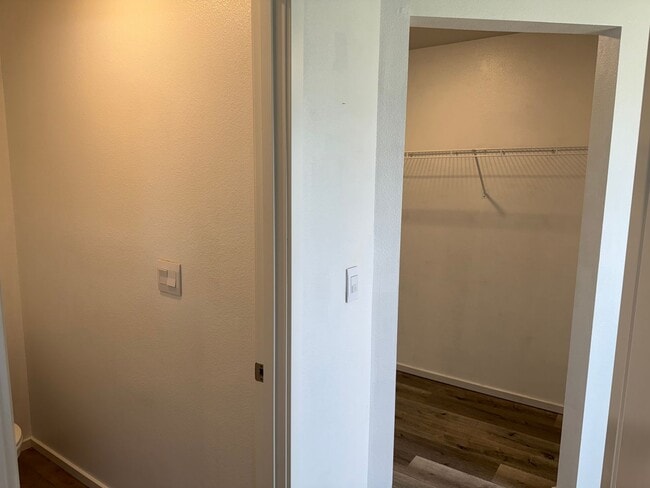 Building Photo - 4 bedroom 2.5 bathroom almost-new house in...