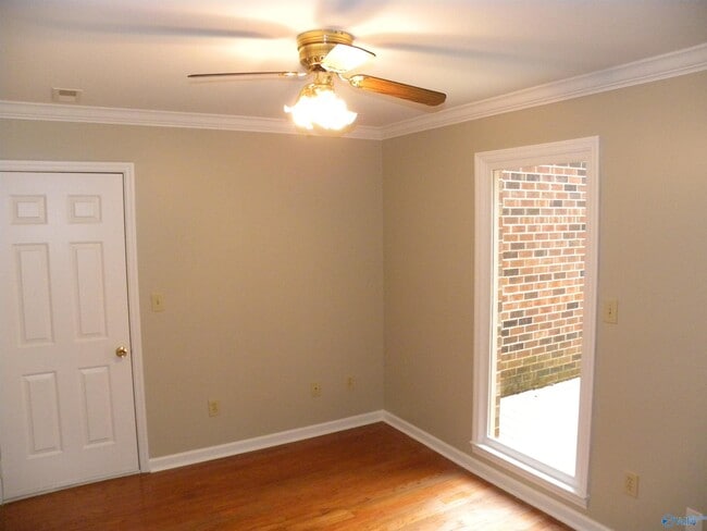 Building Photo - 102 W Lake Cir