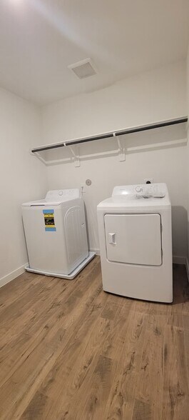 Building Photo - 3566 Blue Mockingbird St