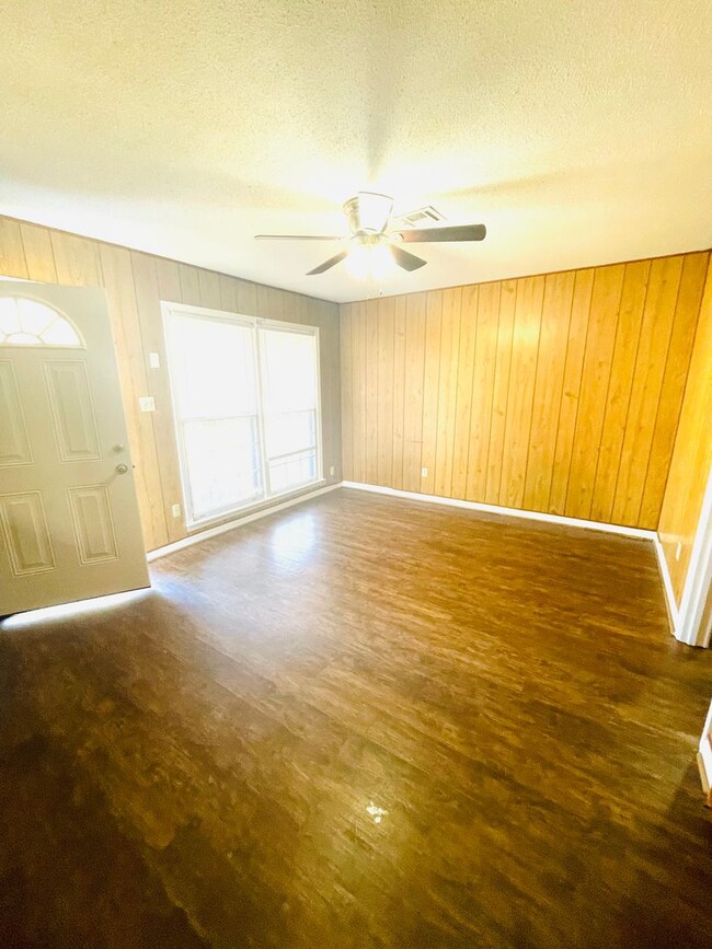 Building Photo - ** 3 bed 1.5 bath located in Chisholm ** C...