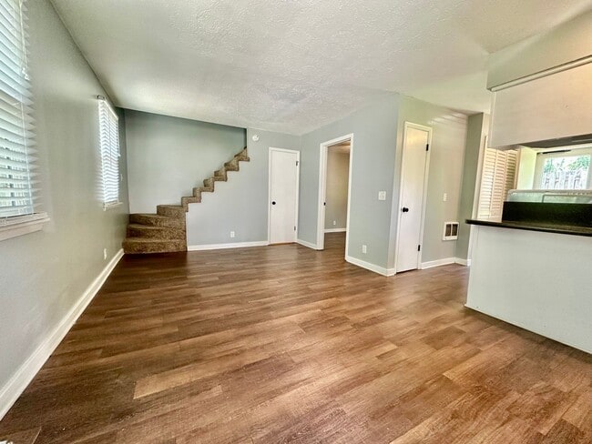 Building Photo - Cozy 2 bedroom Duplex!