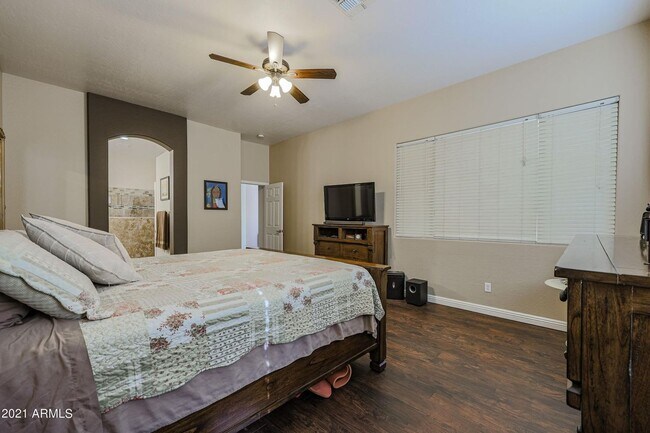 Building Photo - Gorgeous fully upgraded single level 4 bed home with private pool in North Peoria