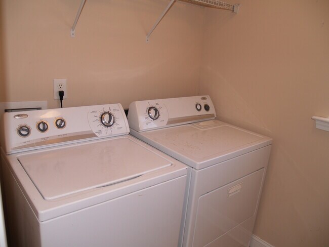Building Photo - 142 Silverspring Pl