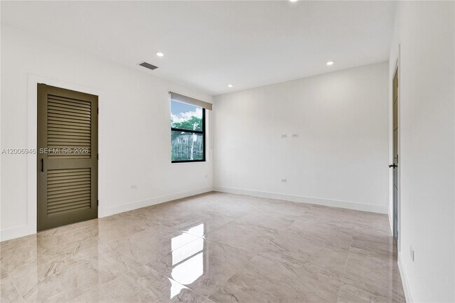 Building Photo - 2887 SW 33rd Ave