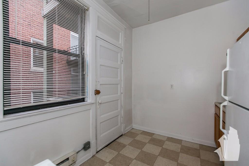 Building Photo - 723 W Barry Ave
