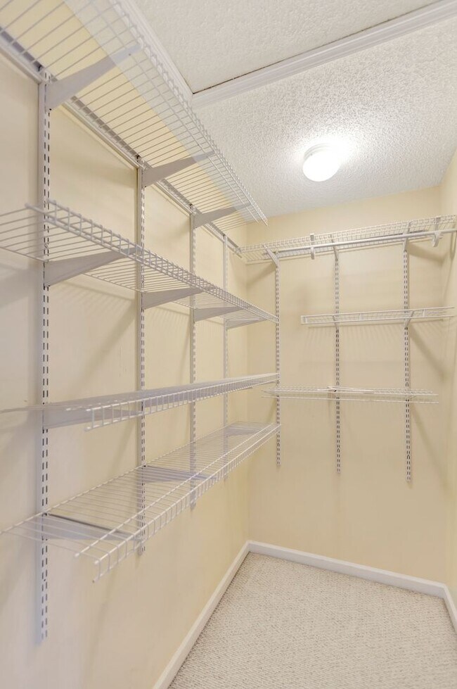 Building Photo - Townhouse available in Summer Wood!