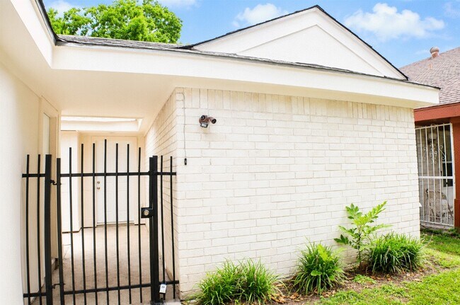 Building Photo - 11118 High Star Dr