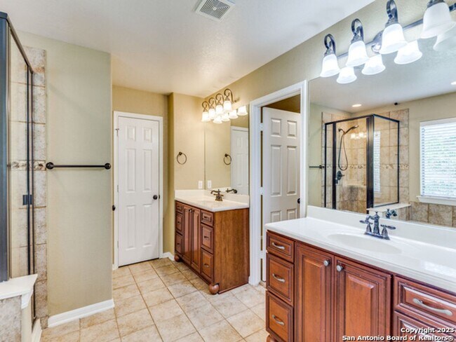 Building Photo - 4bed 2.5 bath