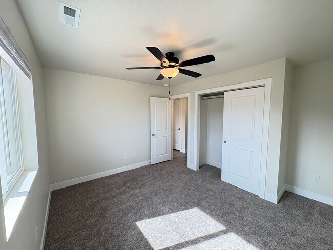 Building Photo - Brand New Townhome