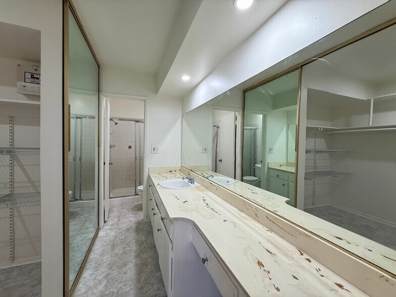 Building Photo - 5320 Zelzah Ave