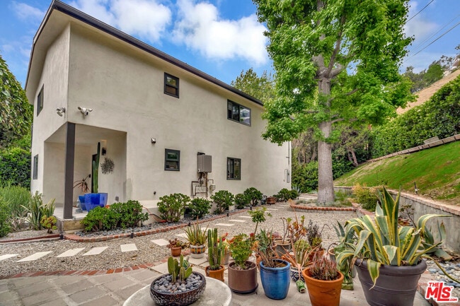 Building Photo - 3906 Alta Mesa Dr