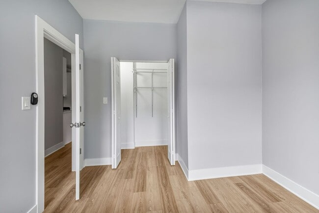 Building Photo - Gorgeous, Updated Duplex 2bd/2bth, Wicker Park Avail 5/1