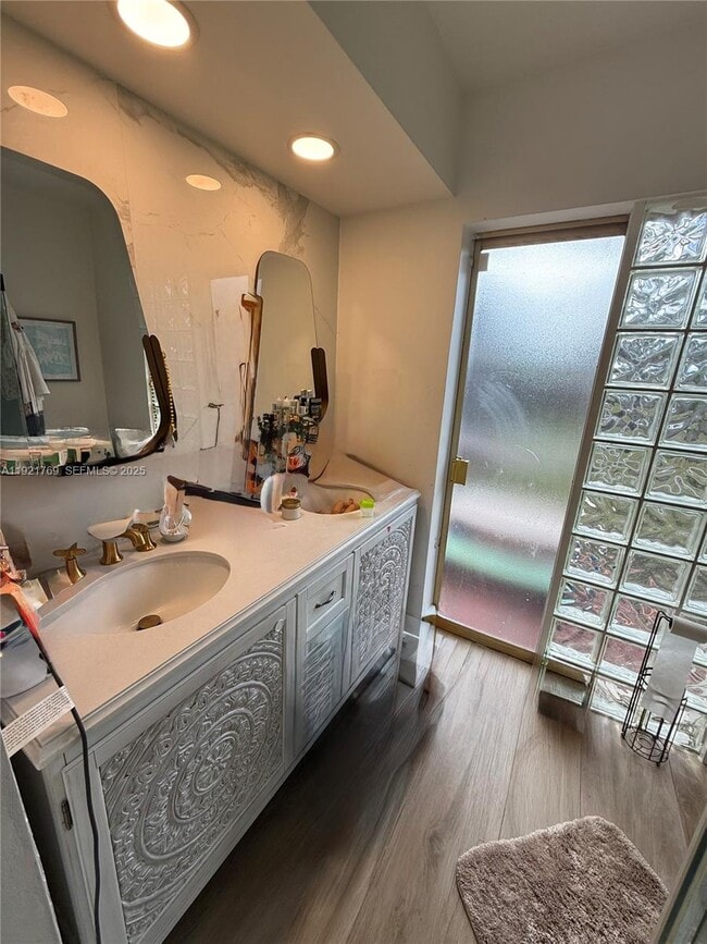 Building Photo - 5424 Van Buren St