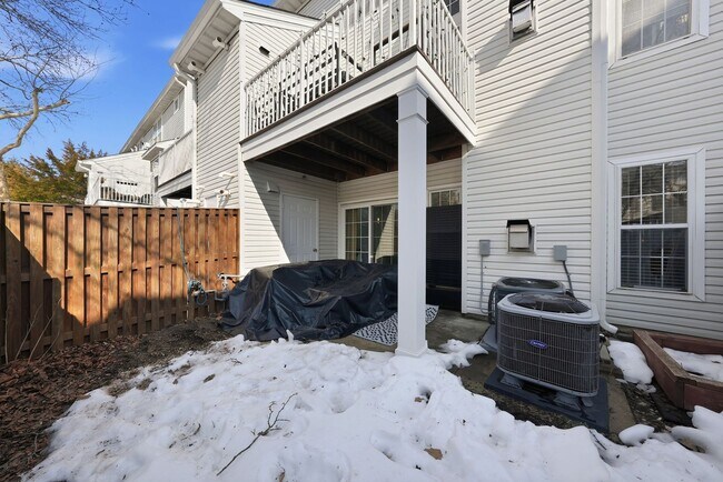 Building Photo - Enjoy the ease of condo style townhome living in this bright and inviting end unit.
