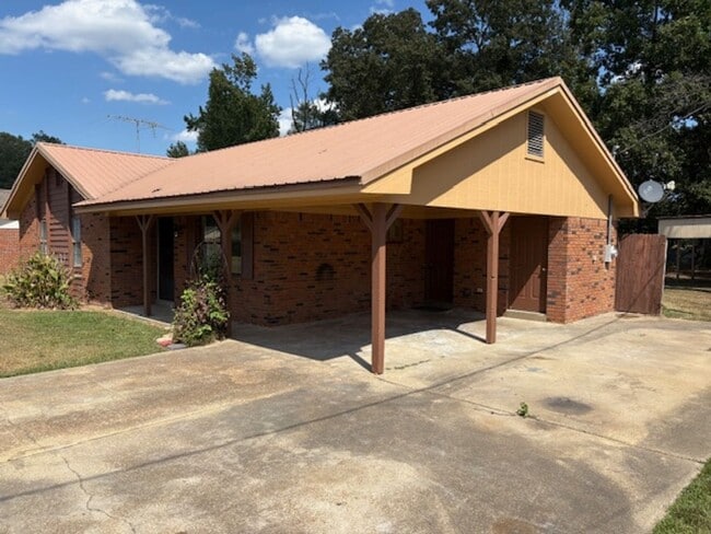 Building Photo - Renovated 3 Bedroom 1.5 Bath Home for Rent!