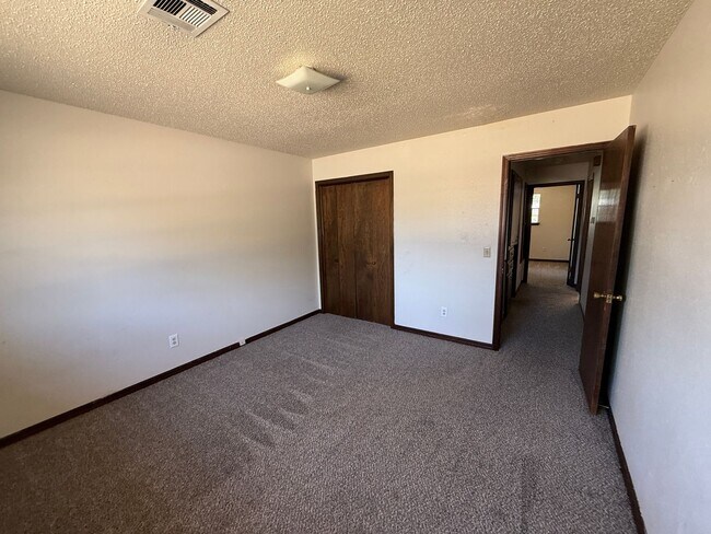 Building Photo - 704 Ashley Dr