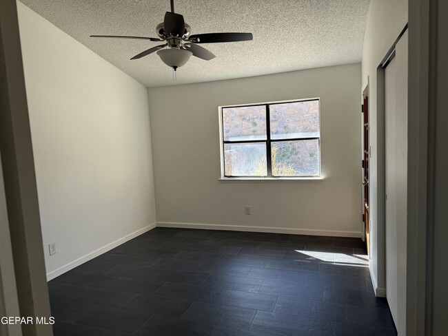 Building Photo - 1531 Common Dr