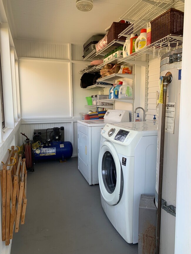 Building Photo - 135 E Ave 42