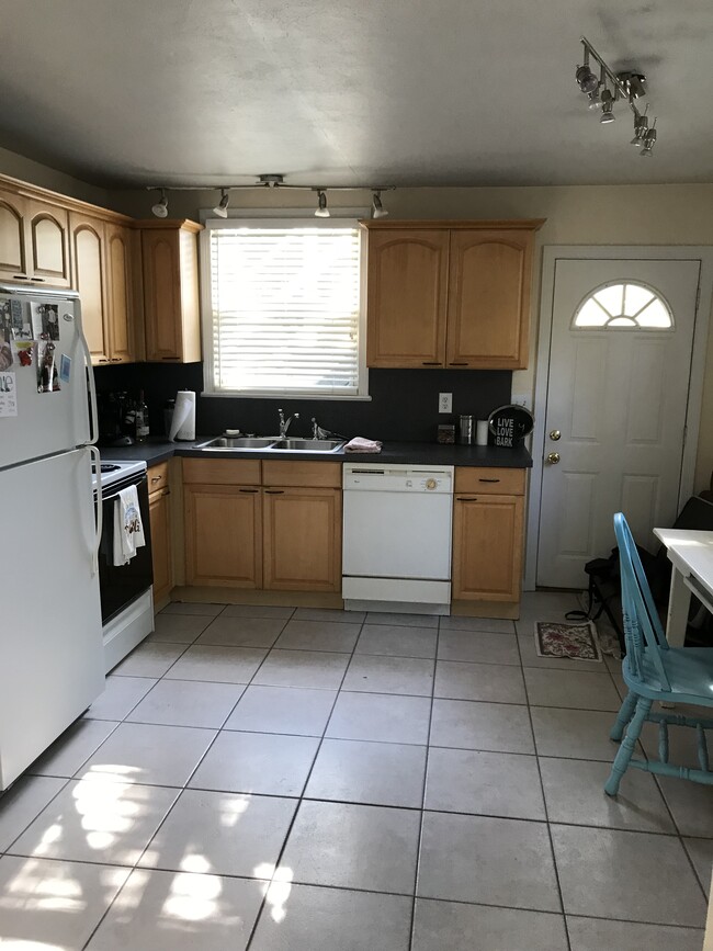 KITCHEN - 122 10th Ave S