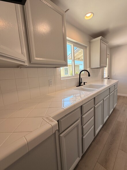 Building Photo - 405 N San Gabriel Ave