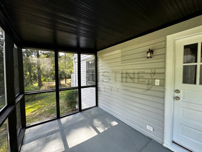 Building Photo - 2723 Robin Hood Dr