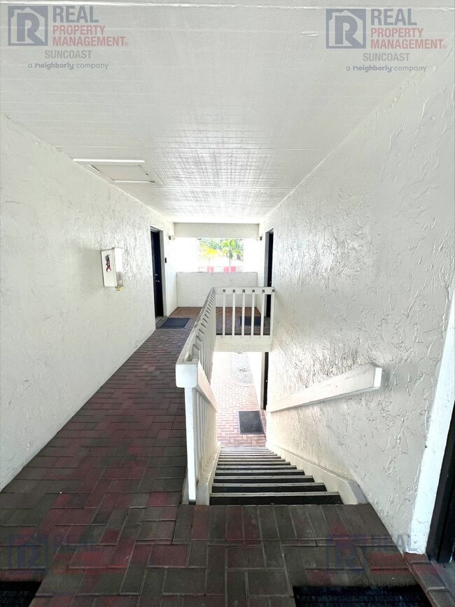 Building Photo - 631 N Orange Ave