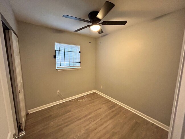 Building Photo - Northside 3/2 Home For Rent!