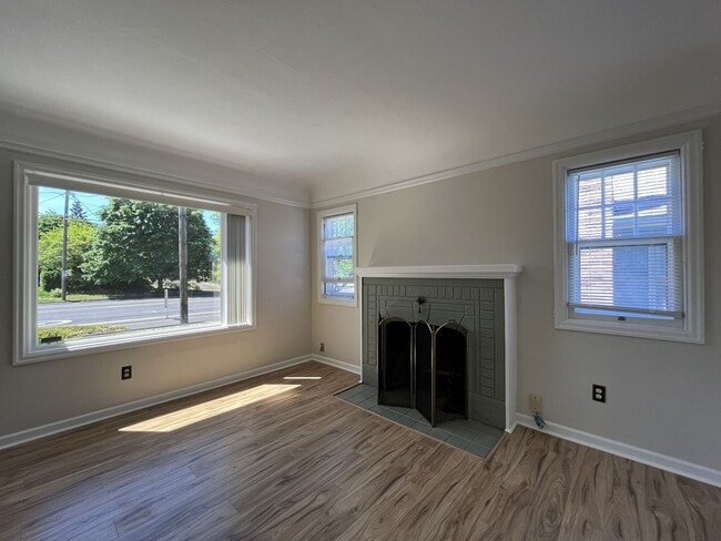 Building Photo - Bright and Welcoming Home with Modern Kitchen, Expansive Backyard & Flexible Living Space