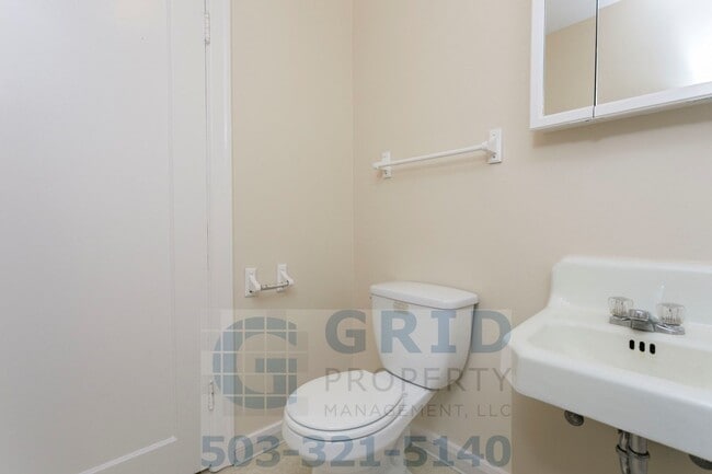 Building Photo - GPM569 - SE Caruthers St (T2)