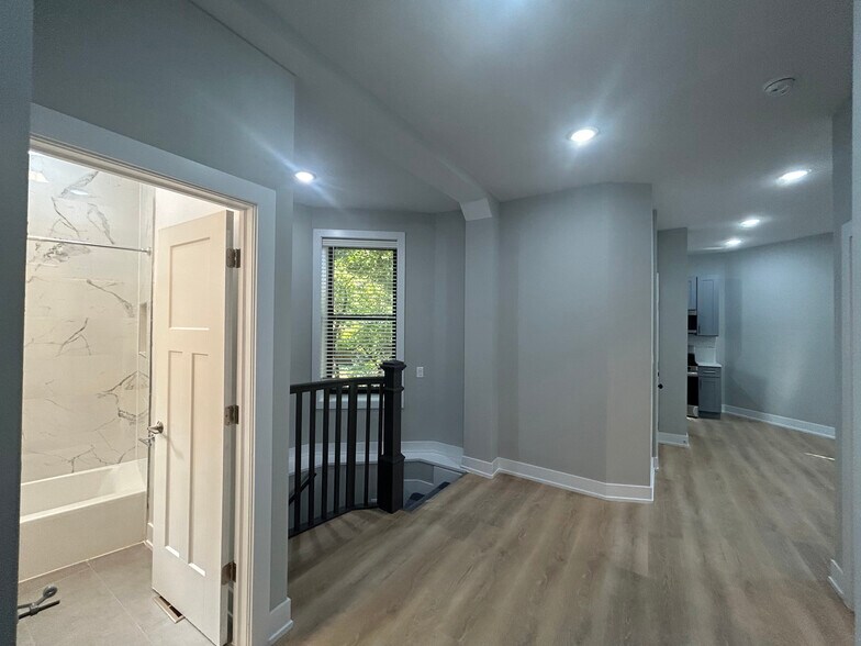 Building Photo - 428 W Belden Ave
