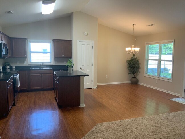 Building Photo - Move in ready home in New Bern