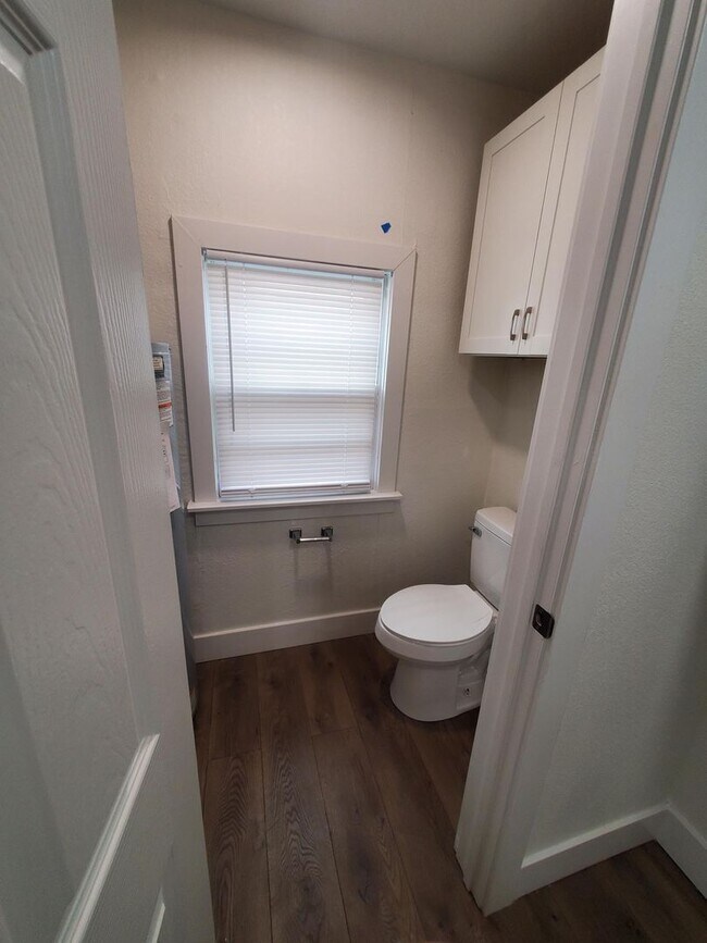 Building Photo - Free standing home just 2 blocks from Central and Mclean