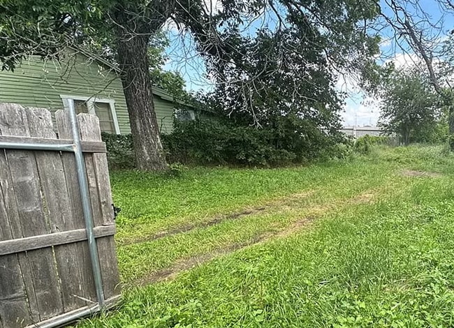 Building Photo - 3 bed 1 bath single family home