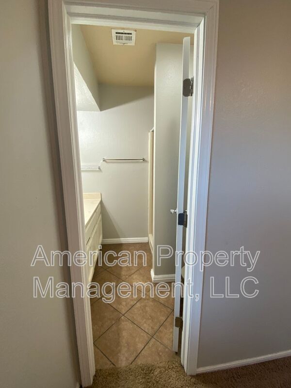 Building Photo - 1132 N Hickory Dr