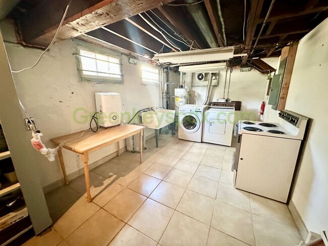 Building Photo - Wow! Amazing 3-bedroom 1-bath house with large fully fenced backyard